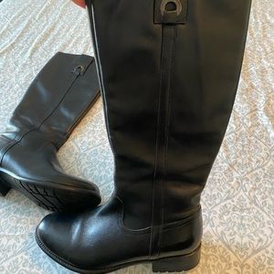 Size 7 black leather boots. Very comfortable!!